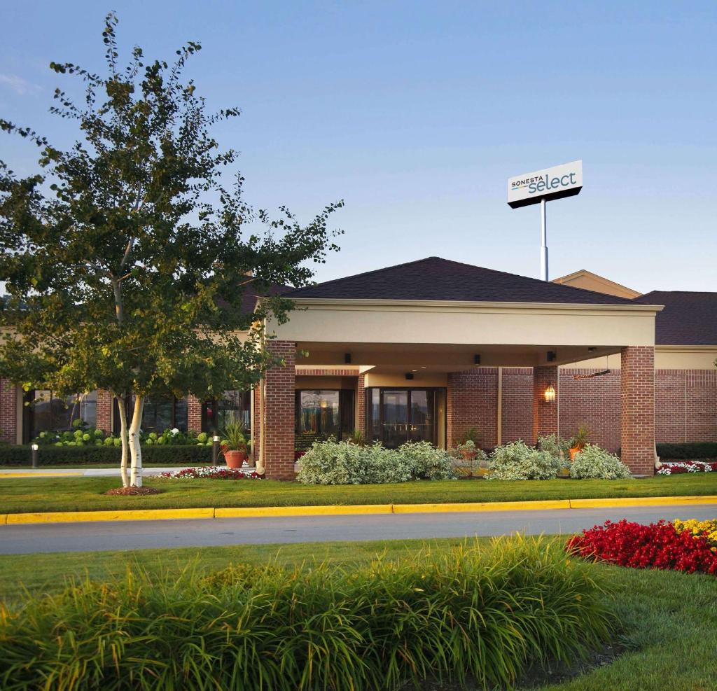 Sonesta Select Milwaukee Brookfield image