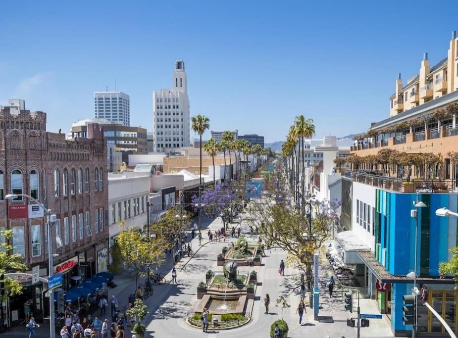 7 Large Down Town Santa Monica Apartment image