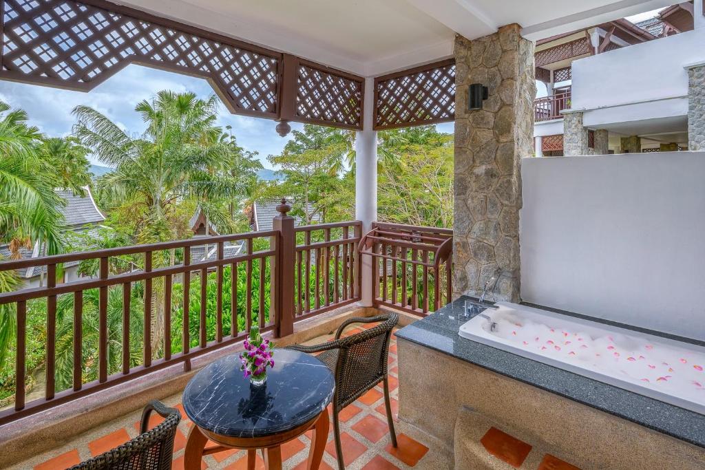 Двухместный (Вилла на склоне холма с ванной на террасе), Курортный отель Thavorn Beach Village Resort & Spa Phuket
