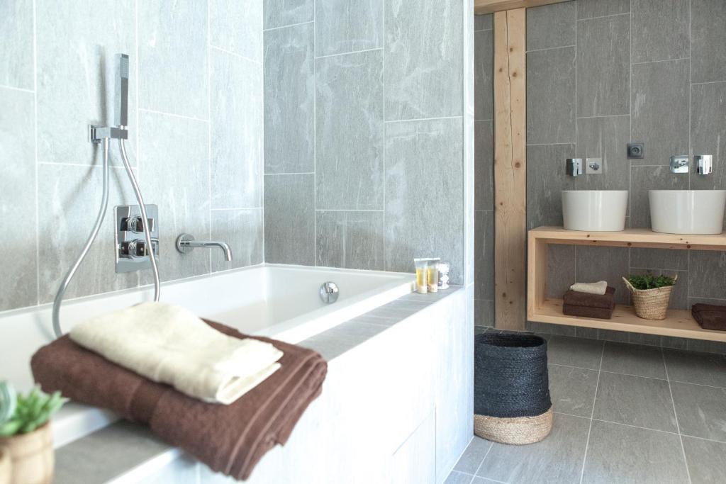 Chalet La Halle des Cascades - Mountain Collection photo 4