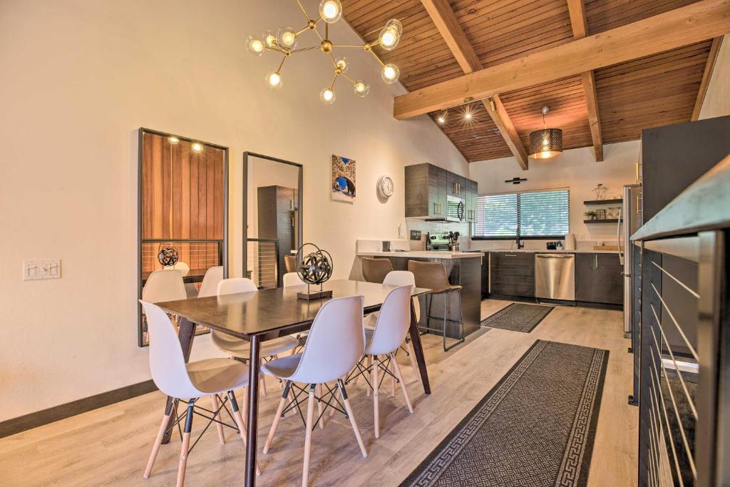 Contemporary Mountain Retreat - Walk to Slopes! photo 1