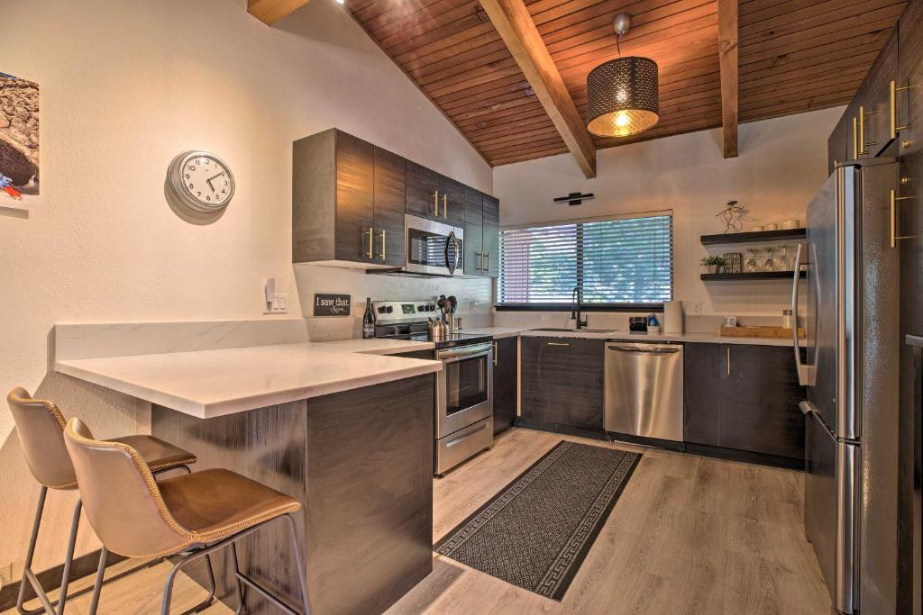 Contemporary Mountain Retreat - Walk to Slopes! photo 4