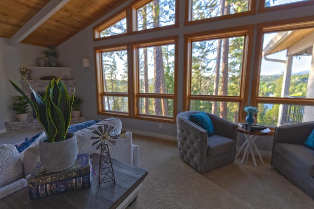 Cozy mountain retreat with lake views near Yosemite image