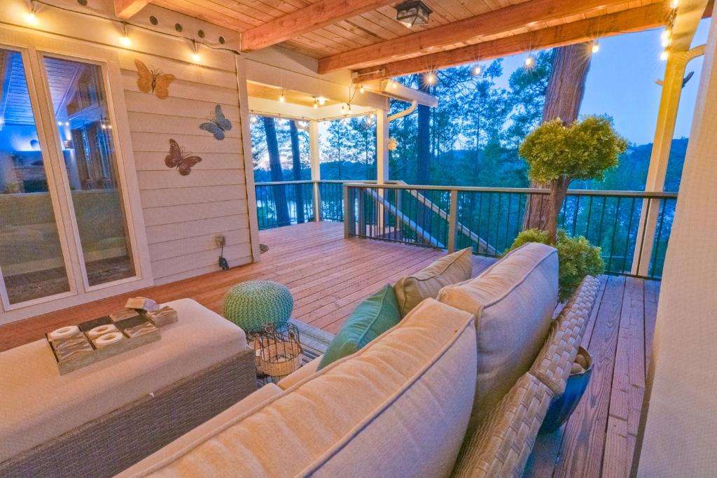 Cozy mountain retreat with lake views near Yosemite photo 4