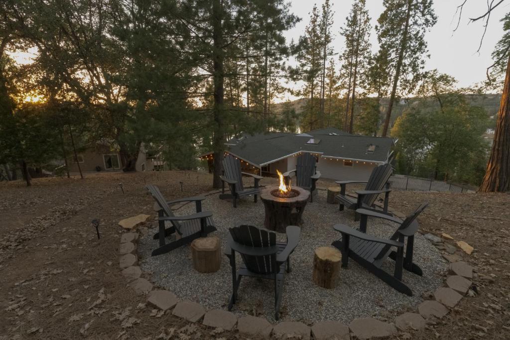 Cozy mountain retreat with lake views near Yosemite photo 3