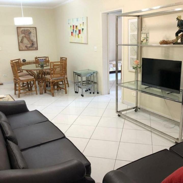 Apartamento na Praia de Pitangueiras-Guarujá à 50mt da praia e comércio perto