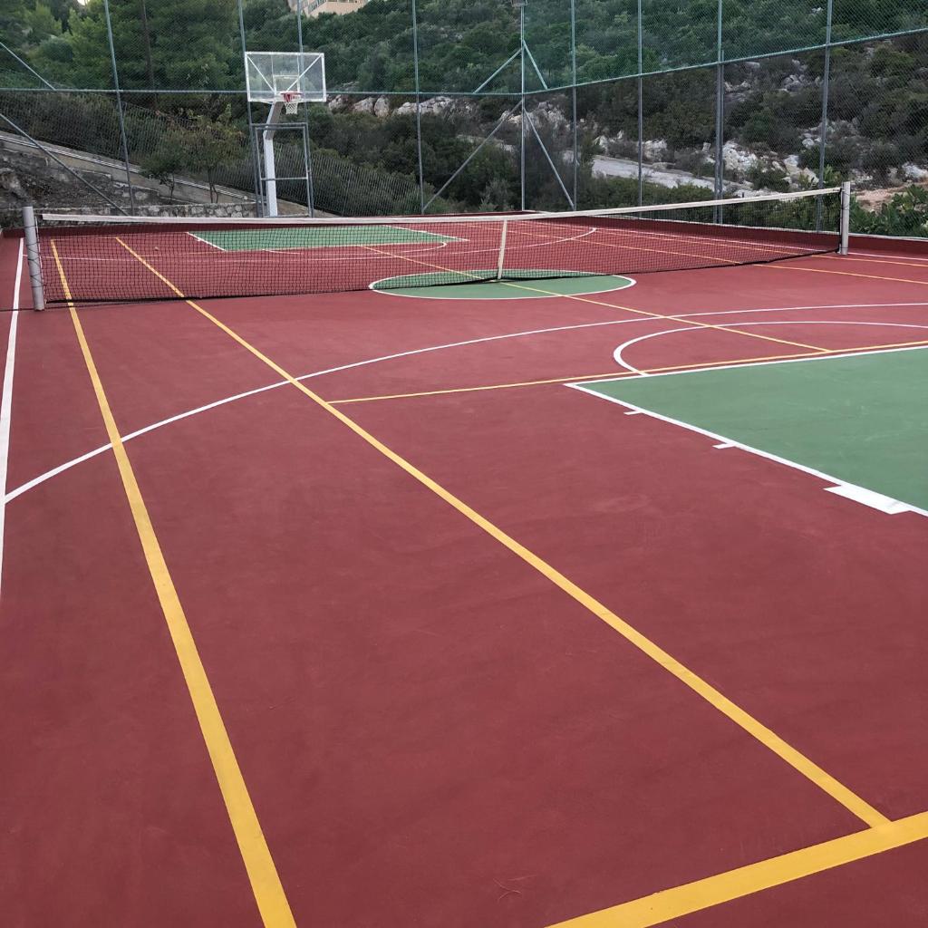 Villa with swimming pool and tennis/basketball court photo 2