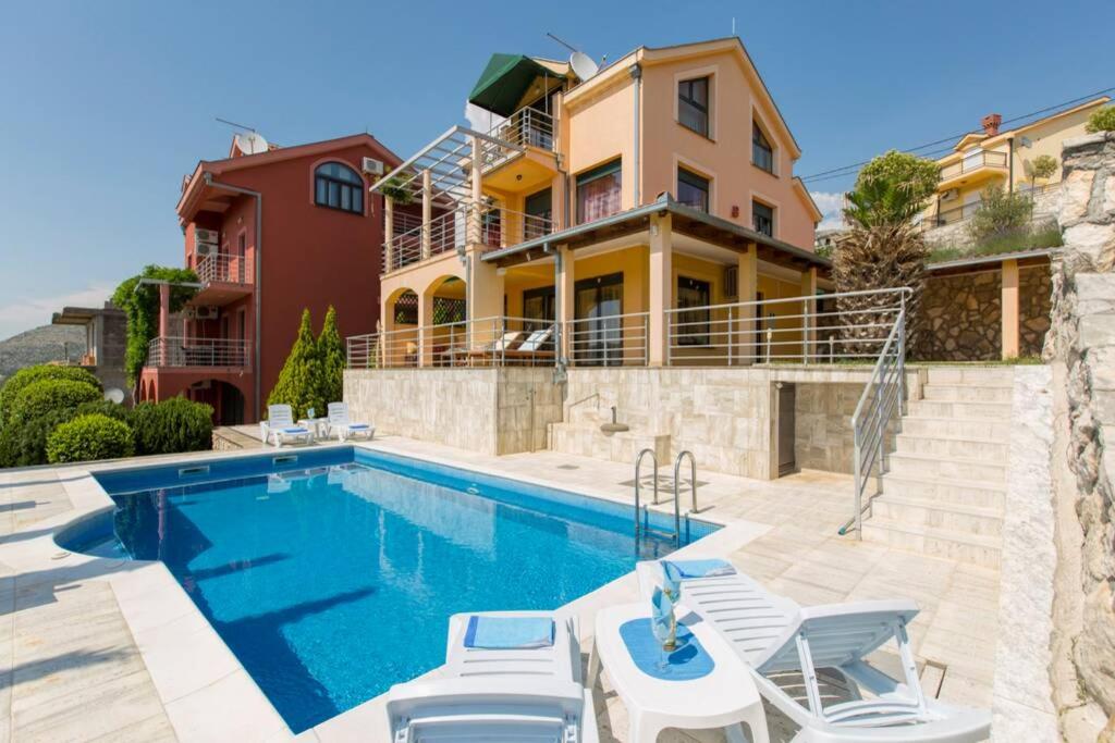 BEAUTIFUL YELLOW VILLA WITH POOL in IVANICA near DUBROVNIK