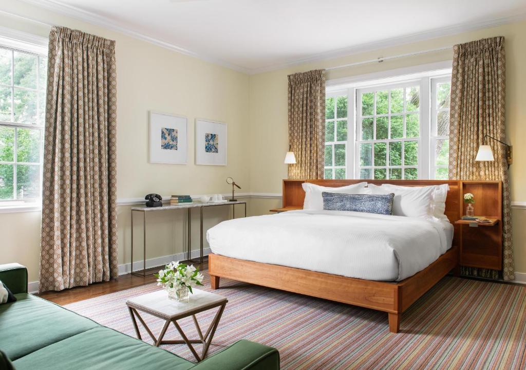 Oakhurst Inn image