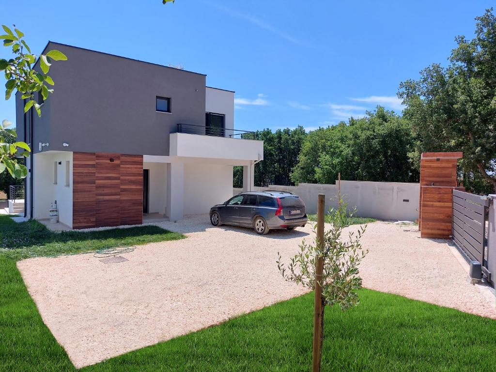 Villa Tara, 4 bedroom Villa with heated pool photo 4