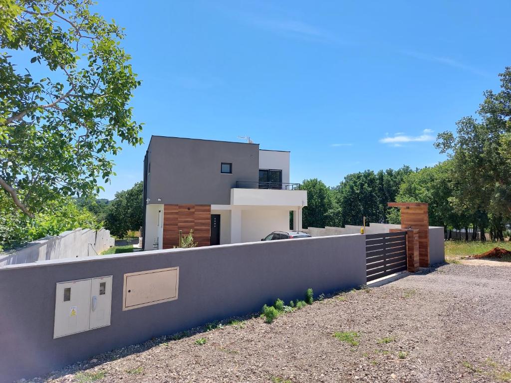 Villa Tara, 4 bedroom Villa with heated pool photo 3