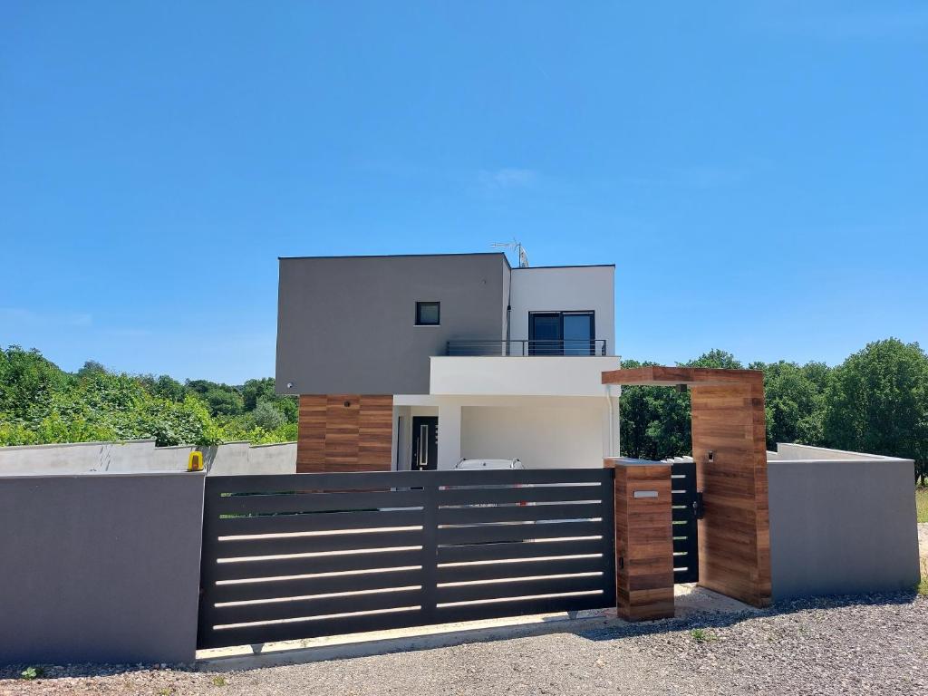 Villa Tara, 4 bedroom Villa with heated pool photo 2