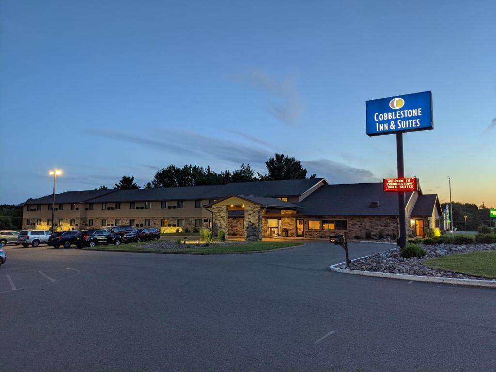 Cobblestone Inn & Suites Merrill image