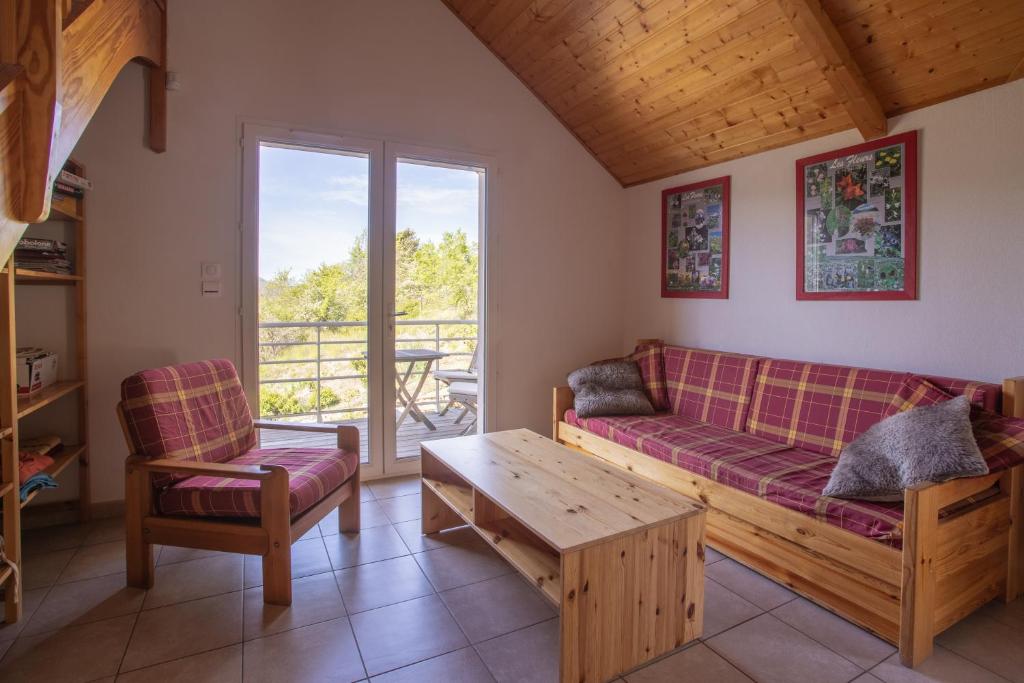 Exceptional view of the Serre-poncon lake, Embrun beach and mountains photo 1