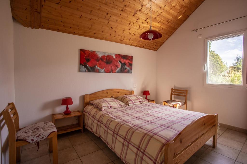 Exceptional view of the Serre-poncon lake, Embrun beach and mountains photo 4