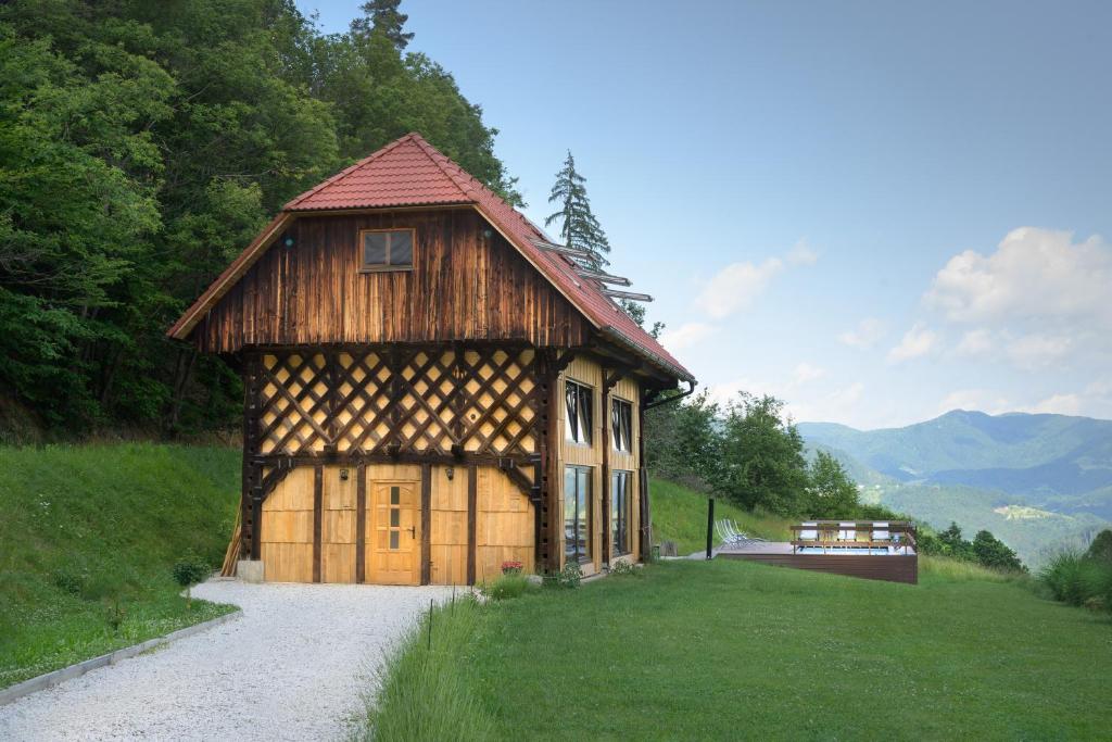Rustic retreat with pool počitnice na kozolcu photo 2