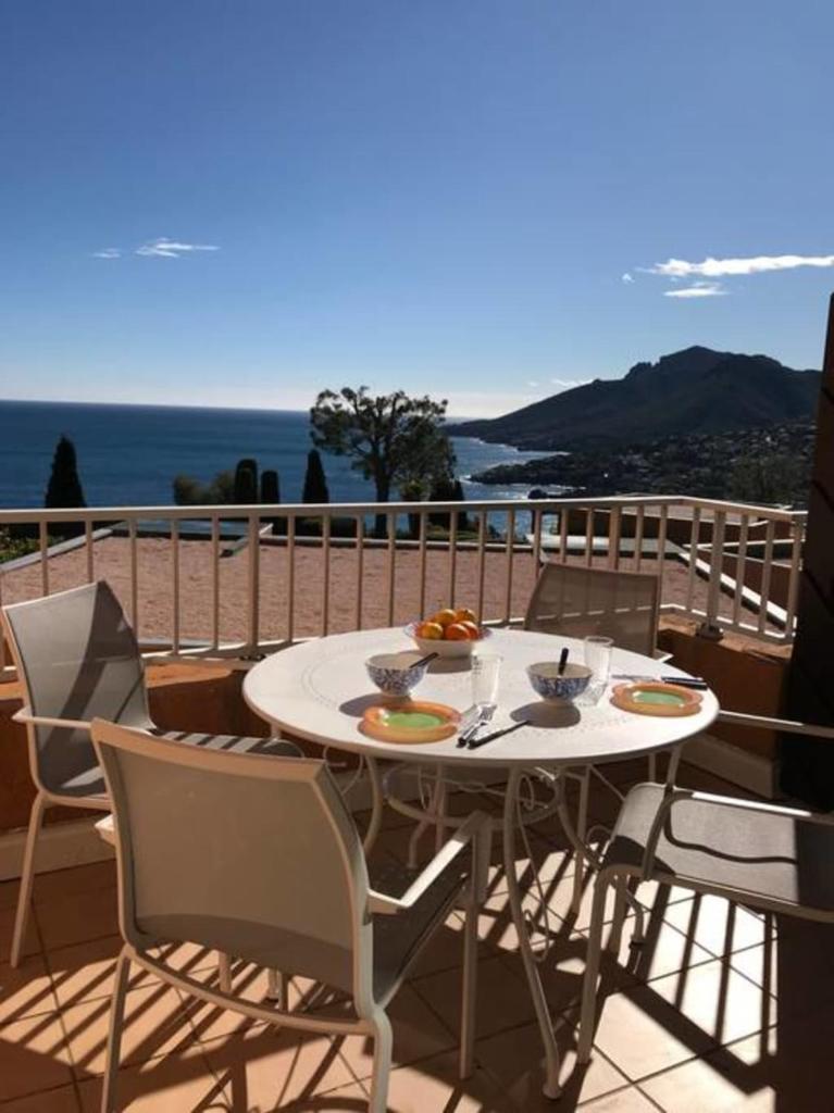 NEW!! Vue incroyable - appartement avec piscine photo 1