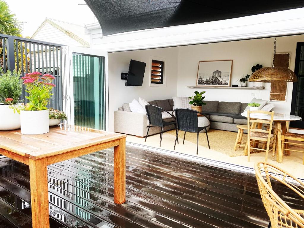 Saint Brides - Superior Boutique Accomodation - STEPS TO PAKINGTON STREET photo 4