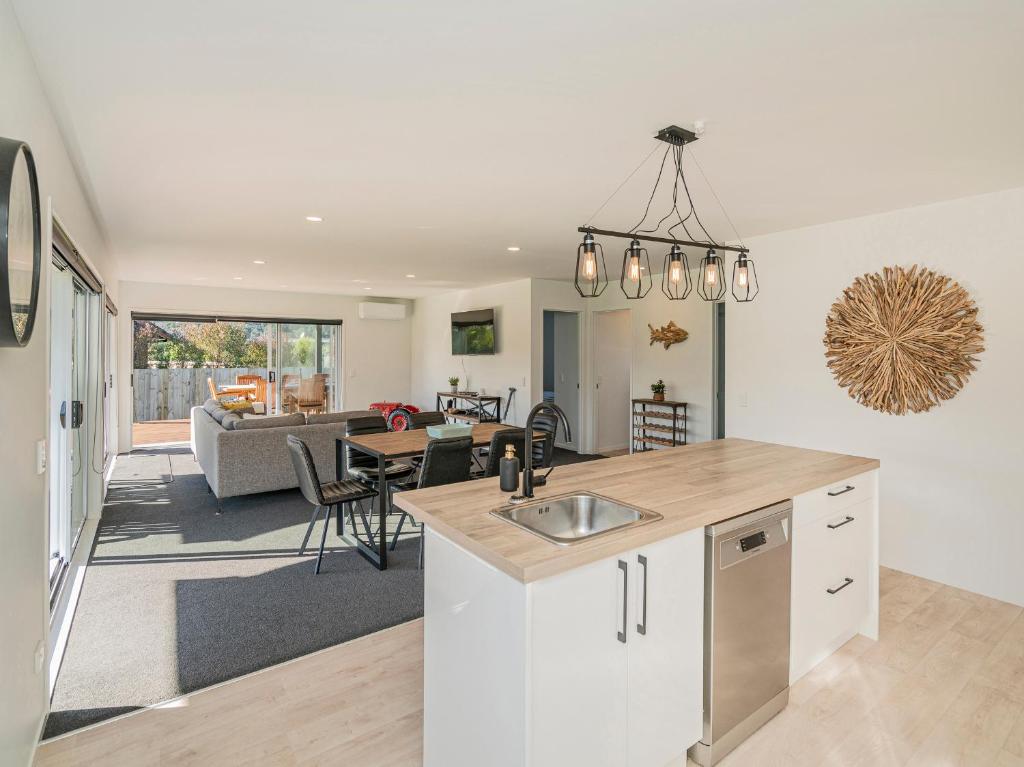 Sundaze Escape - Cooks Beach Holiday Home photo 3
