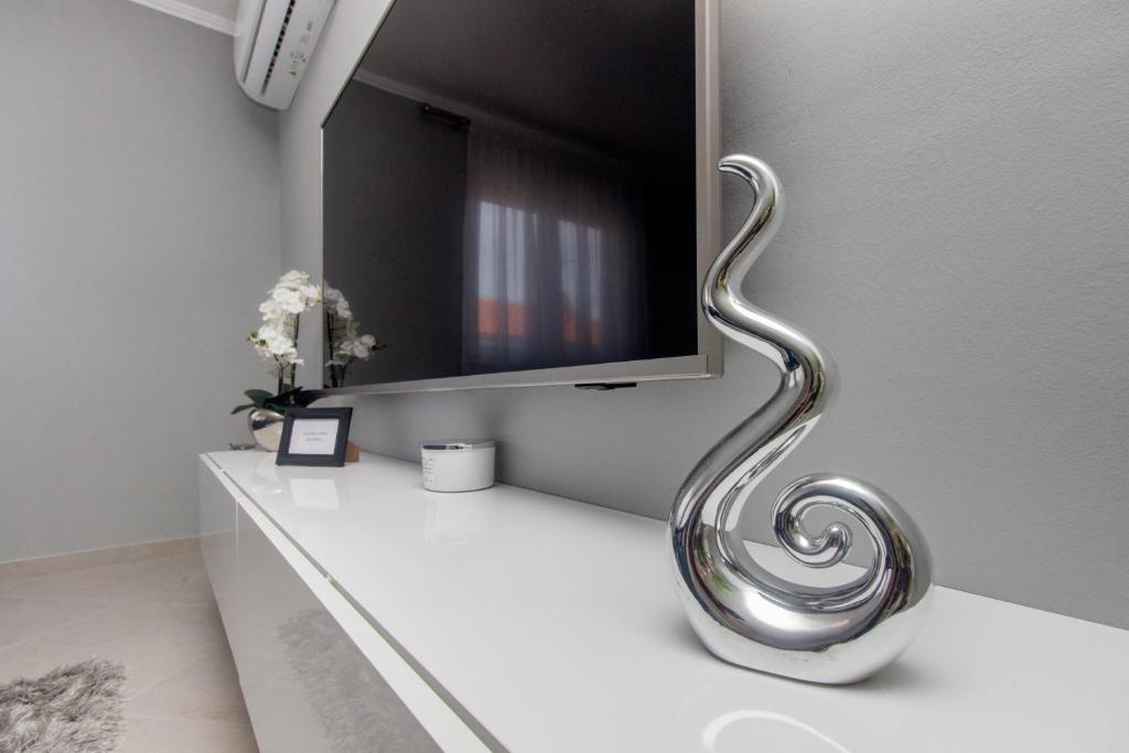Silver Lux Suite - NEW photo 3