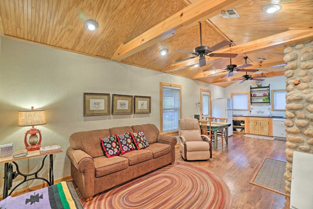 Charming Hilltop Cottage in Medicine Park! photo 3