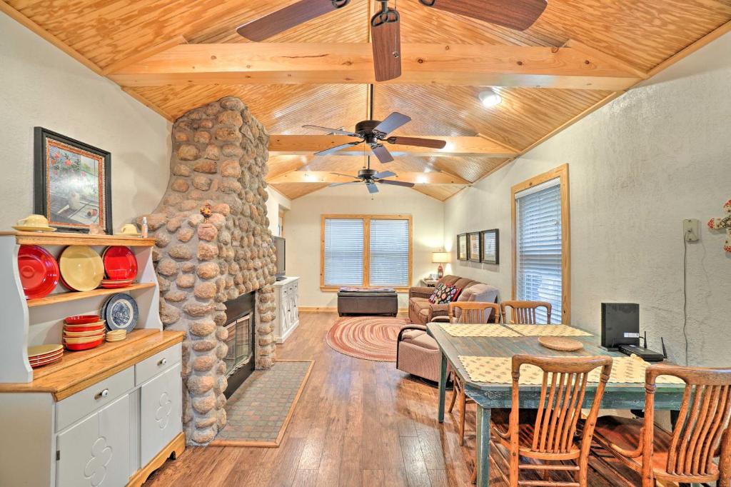 Charming Hilltop Cottage in Medicine Park! photo 2