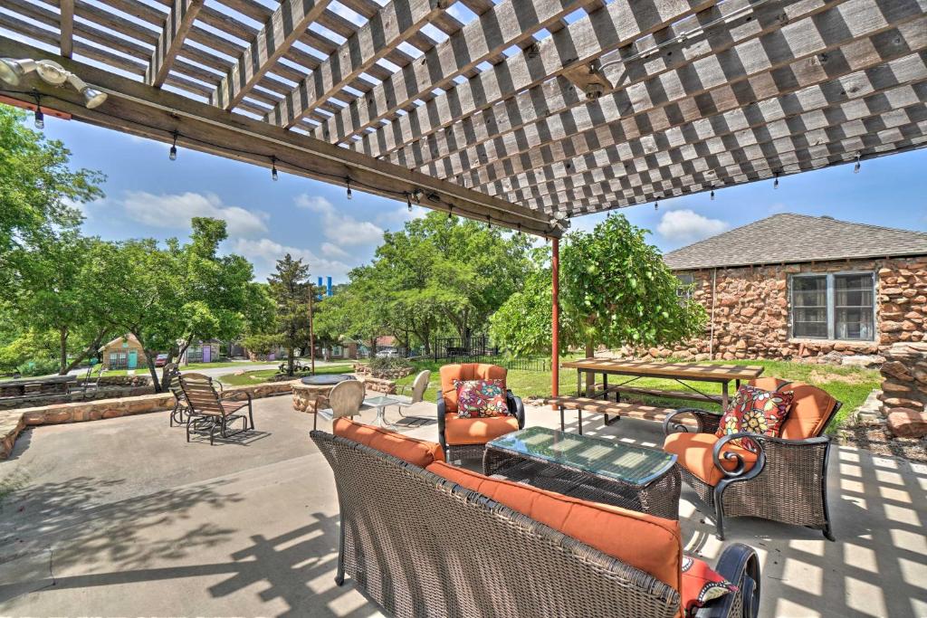 Charming Hilltop Cottage in Medicine Park! photo 1