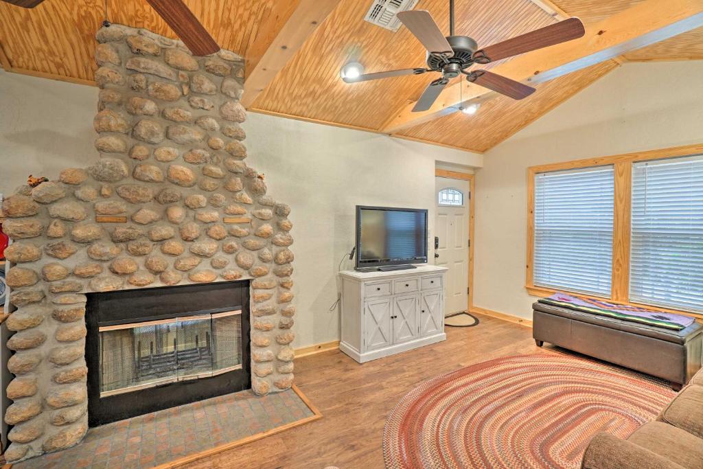 Charming Hilltop Cottage in Medicine Park! photo 4