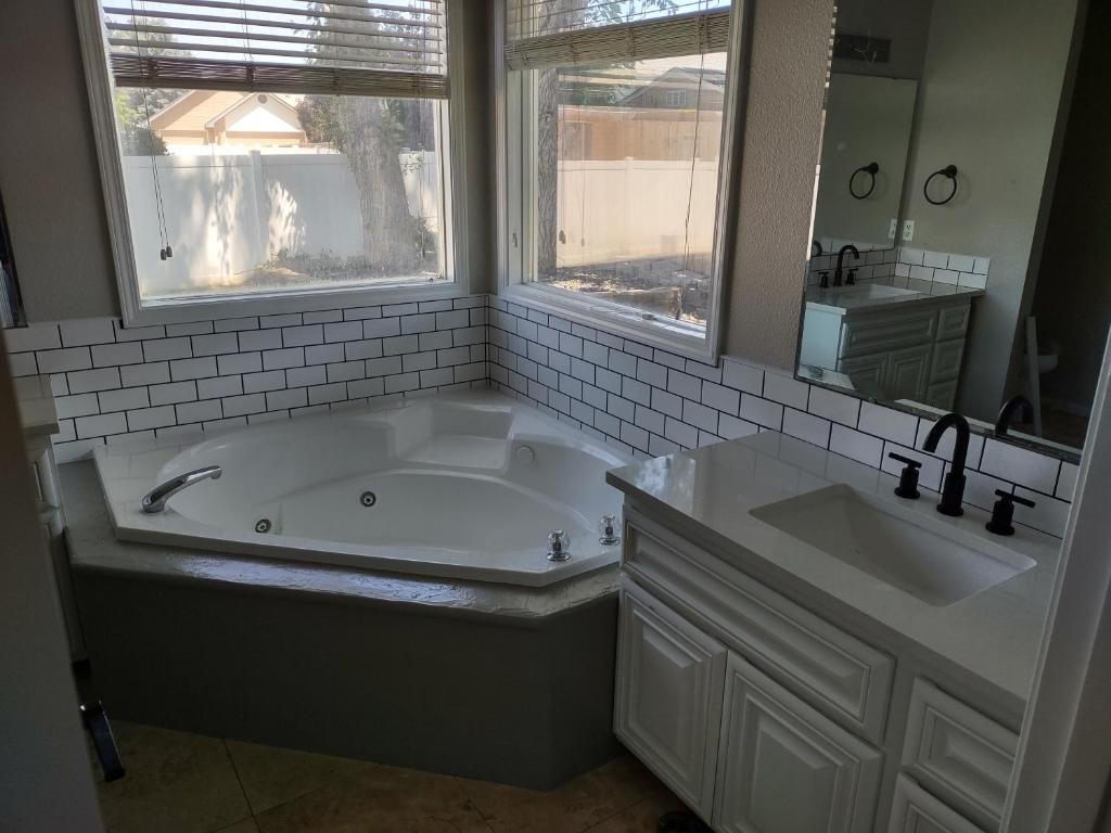 Meridian BnB ID - Pristine 4BR 2BA Spacious Home In The Heart Of Meridian Near Boise image