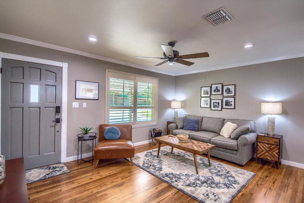 Momma's House On Landa Dt 430 3 Bedroom Home by RedAwning image