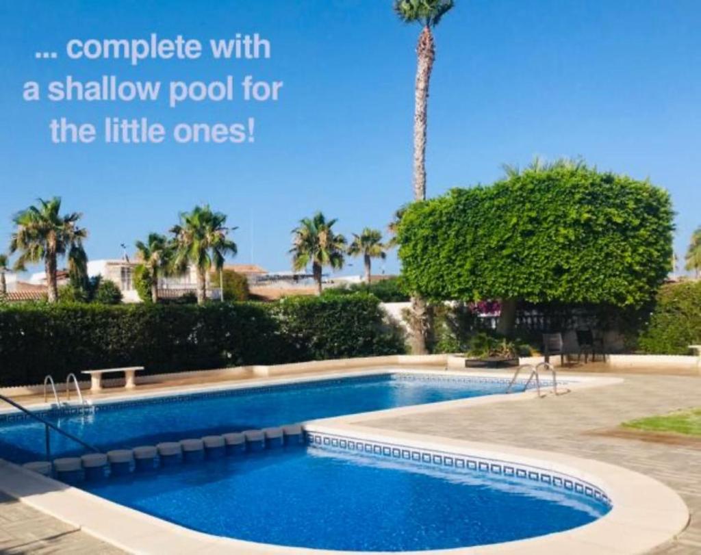 4 Bed 3 Bath Villa Sleeps 8, Pool Wifi Tv Close to Beach Restaurants and Shops photo 1