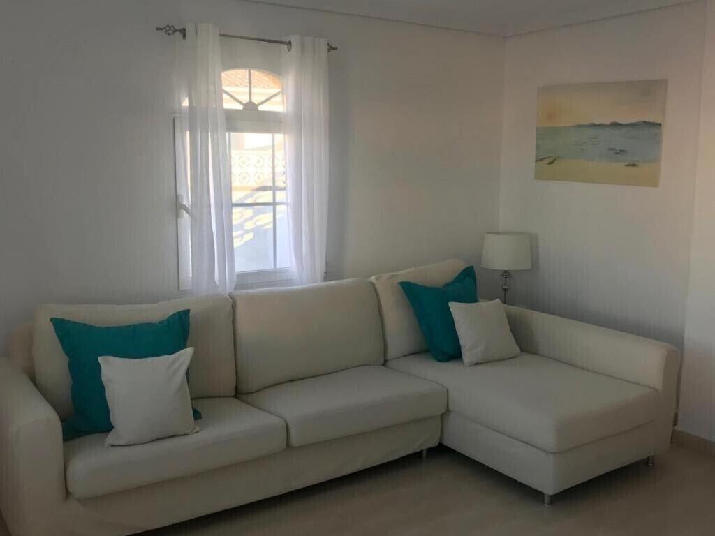 4 Bed 3 Bath Villa Sleeps 8, Pool Wifi Tv Close to Beach Restaurants and Shops photo 3