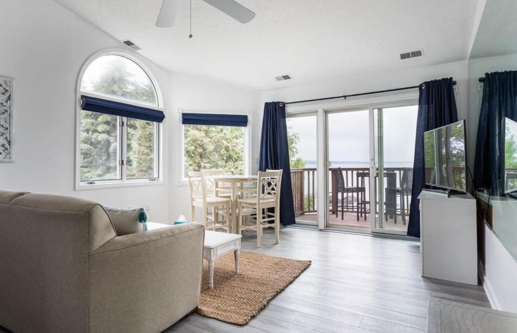 Beach 321 with Vaulted Ceilings Pool Hot Tub and Stunning Views from Private Deck image