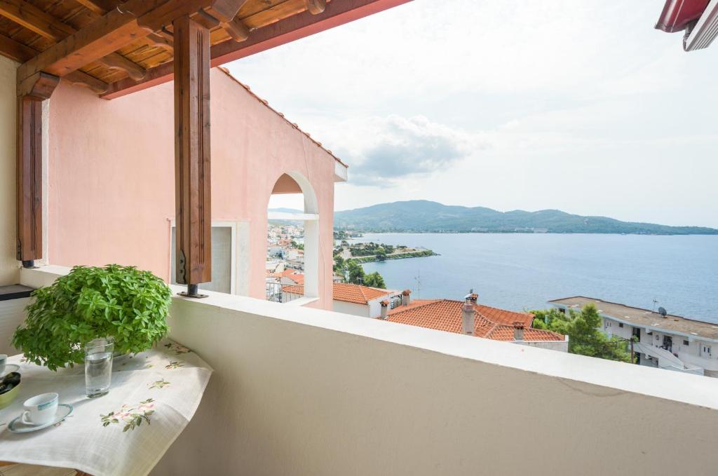 2 bedrooms appartement at Neos Marmaras 500 m away from the beach with sea view and enclosed garden