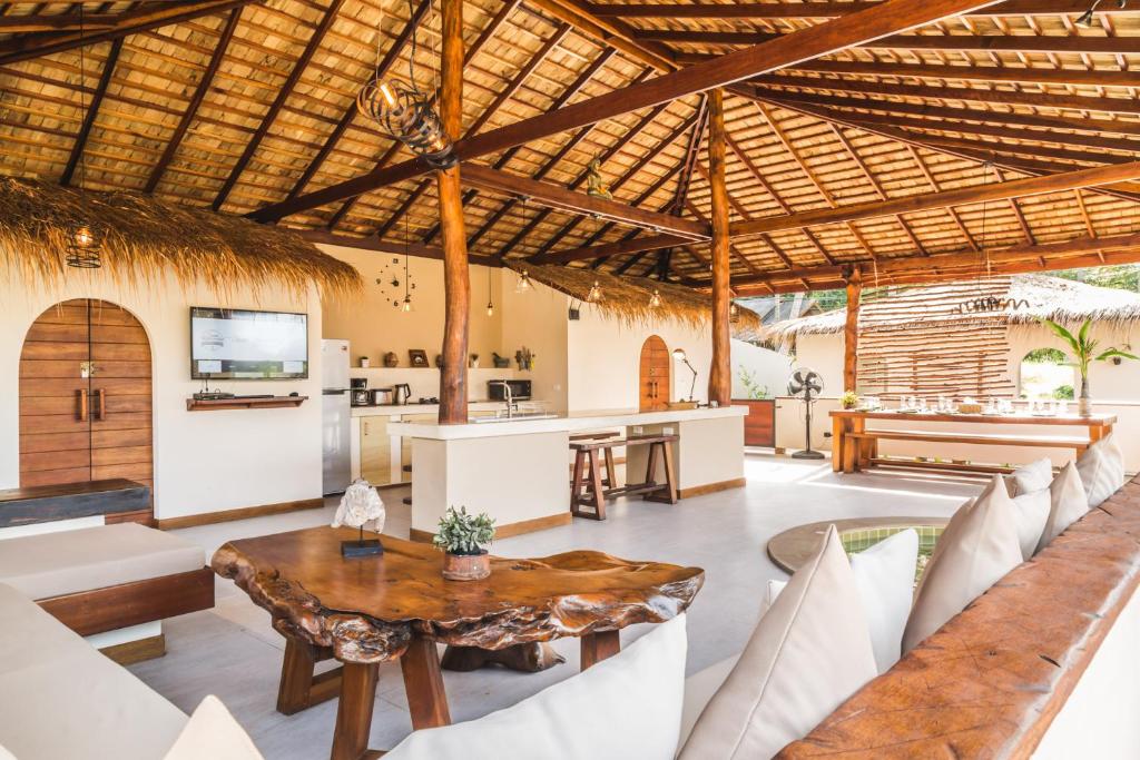 Baan Bai Mai, 2 villas, 8 bedrooms for 16 guests photo 2