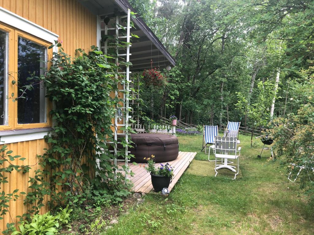 Apple tree cabin with river views photo 1