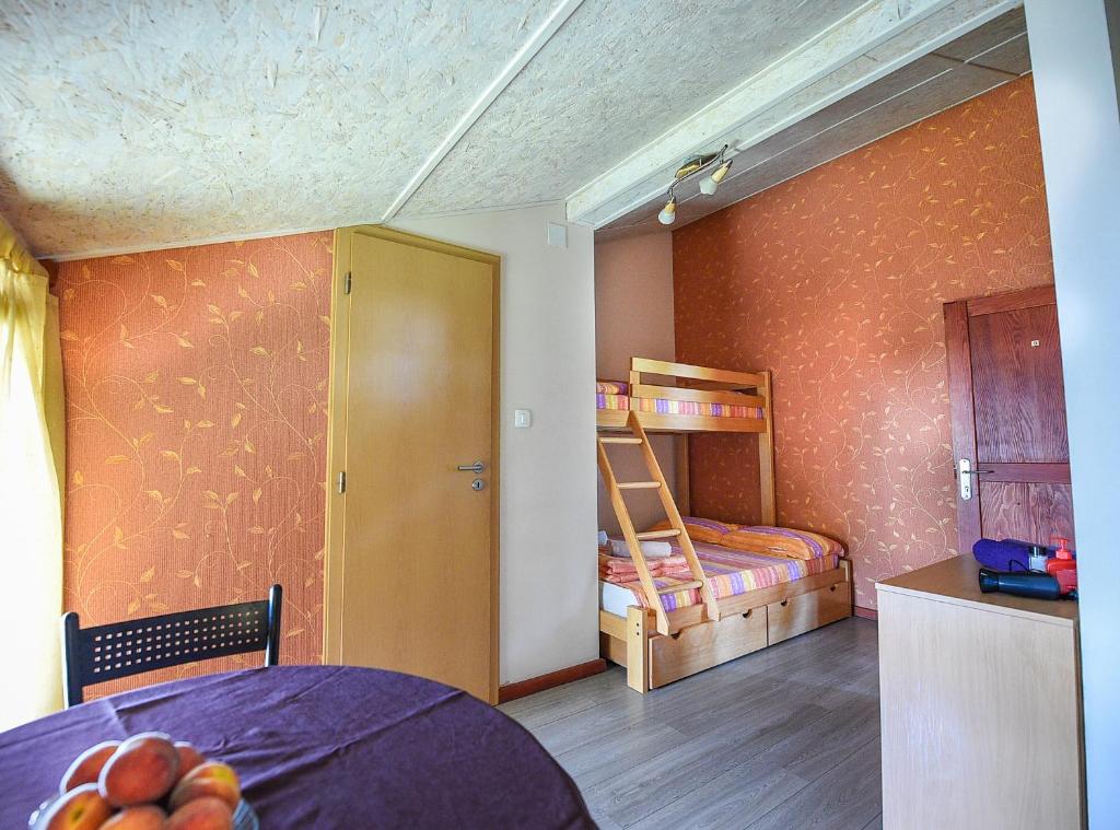Четырехместный (Четырехместный номер с балконом), San Art Floating Hostel & Apartments