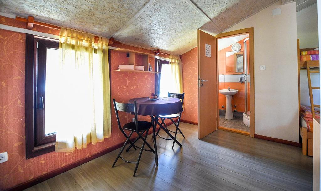 San Art Floating Hostel & Apartments photo 4