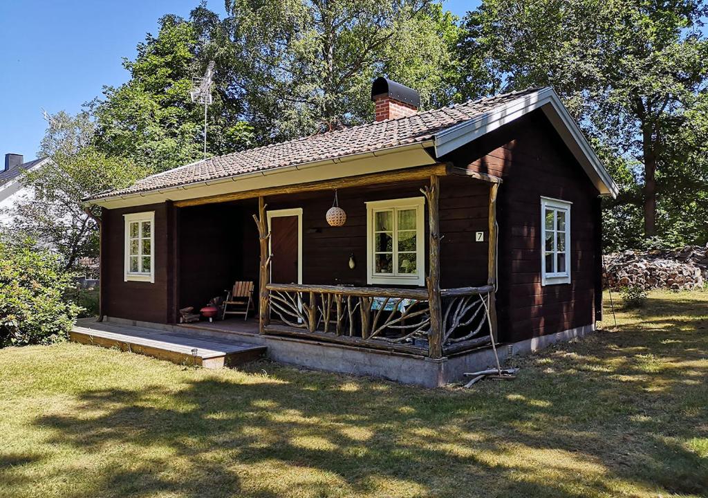 Mysig stuga med öppen spis och uteplats