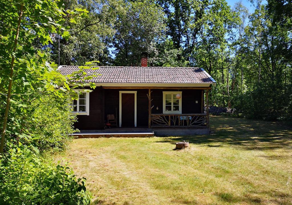 Mysig stuga med öppen spis och uteplats photo 2