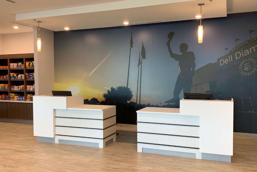 La Quinta Inn & Suites by Wyndham Round Rock near Kalahari photo 2