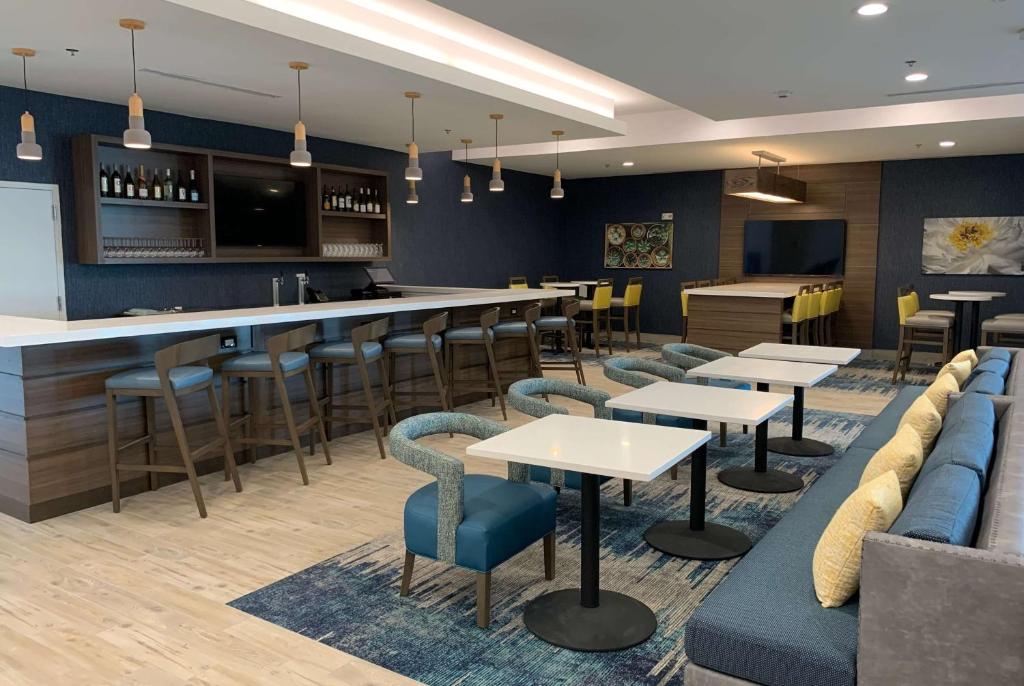 La Quinta Inn & Suites by Wyndham Round Rock near Kalahari photo 4
