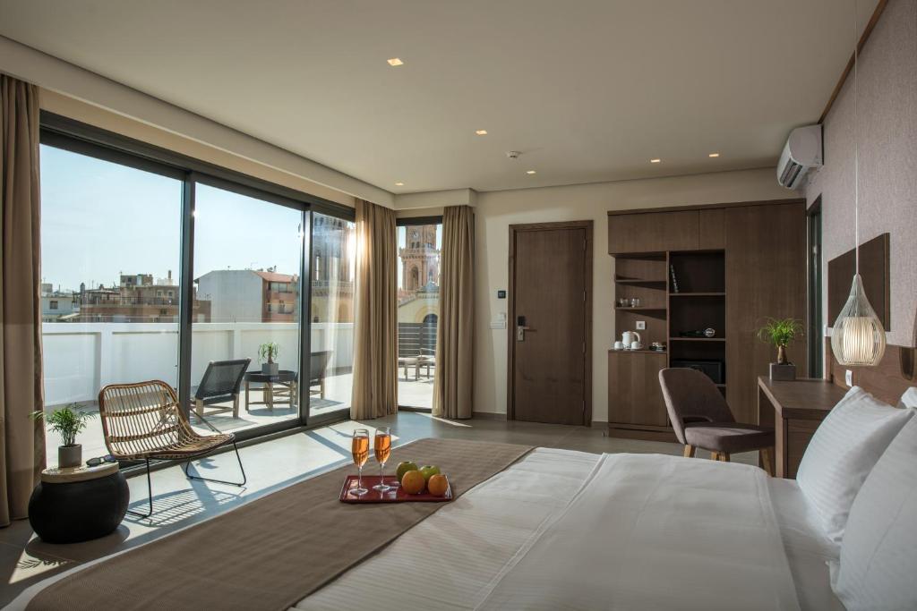 Сьюит (Полулюкс с террасой и боковым видом на море), Metropole Urban Hotel