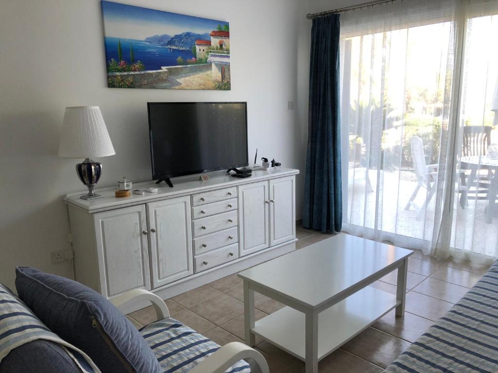 Modern, pool-side 2 bedroomed apartment photo 2
