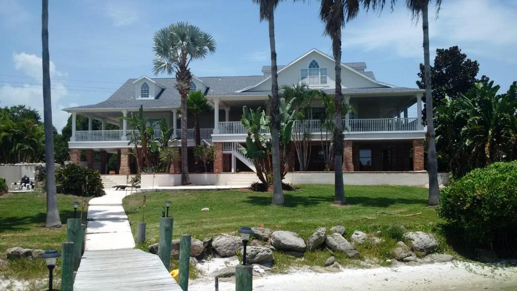 Pineda Palms Estate, 4 BR for 13 guests photo 2