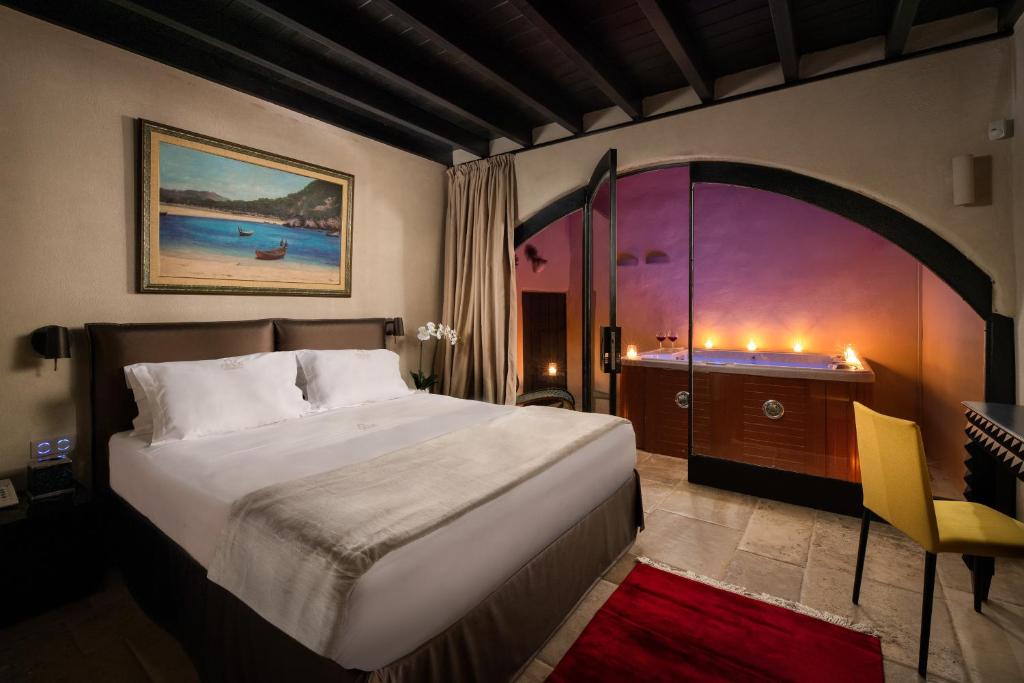 Сьюит (VIP-люкс с гидромассажной ванной на патио - «Андромеда»), Allegory Boutique Hotel