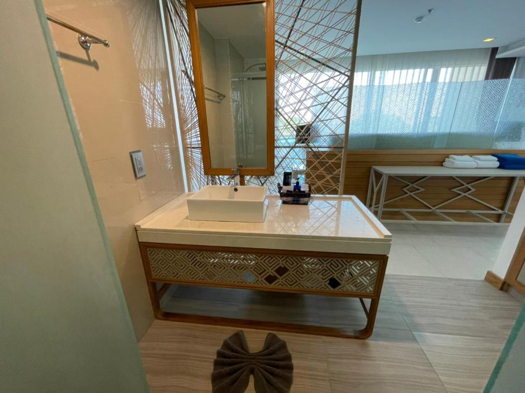 Сьюит (Полулюкс, вид на бассейн), Sikhara Plago Resort