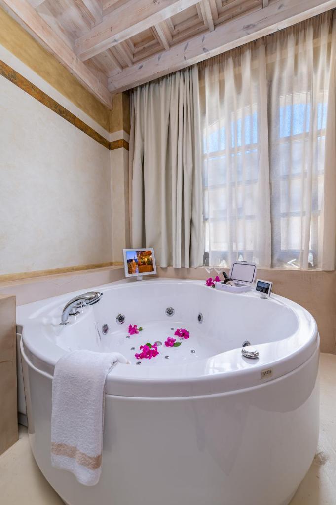 Сьюит (Представительский люкс Rhodes с гидромассажной ванной), 10GR Hotel & Wine Bar Rhodes