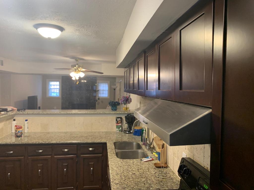 6 Bedroom house 15 minutes from iah airport. image