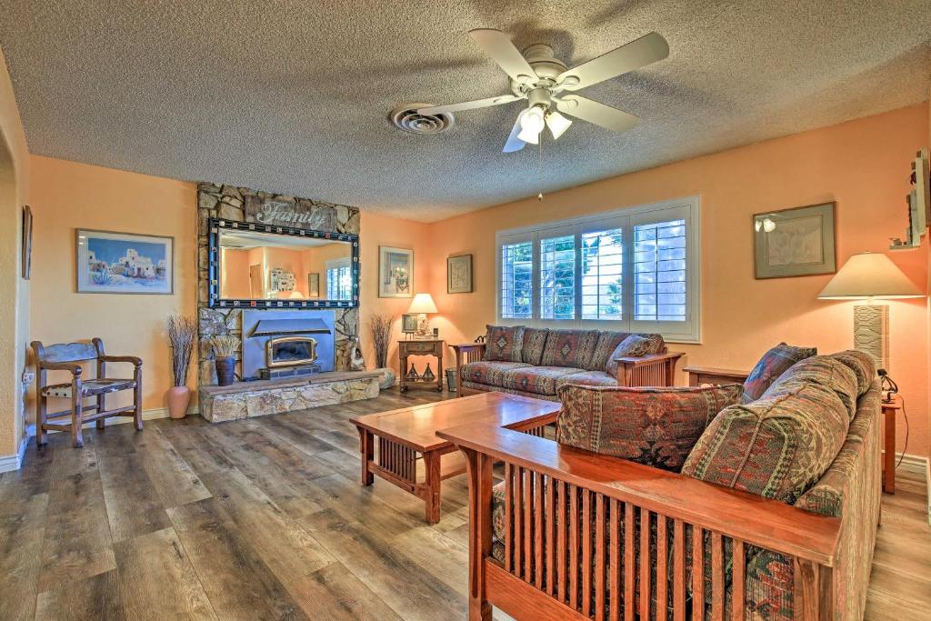 Charming Home, 8 Mi to Joshua Tree Natl Park photo 2